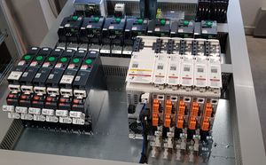Un quadri elettrico di controllo per una macchina industriale